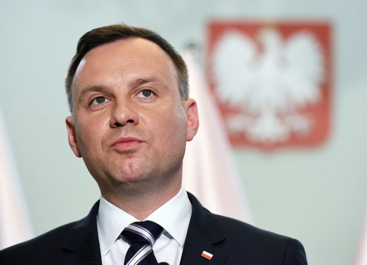 Komisję Europejską na zaprzysiężeniu Andrzeja Dudy będzie reprezentować nie polityk, ale urzędnik. Jak ustaliła nasza brukselska korespondentka Katarzyna Szymańska-Borginon, będzie to szefowa przedstawicielstwa Komisji Europejskiej w Warszawie, Ewa Synowiec. Do Polski nie przyjedzie szef Komisji Jean-Claude Juncker.
