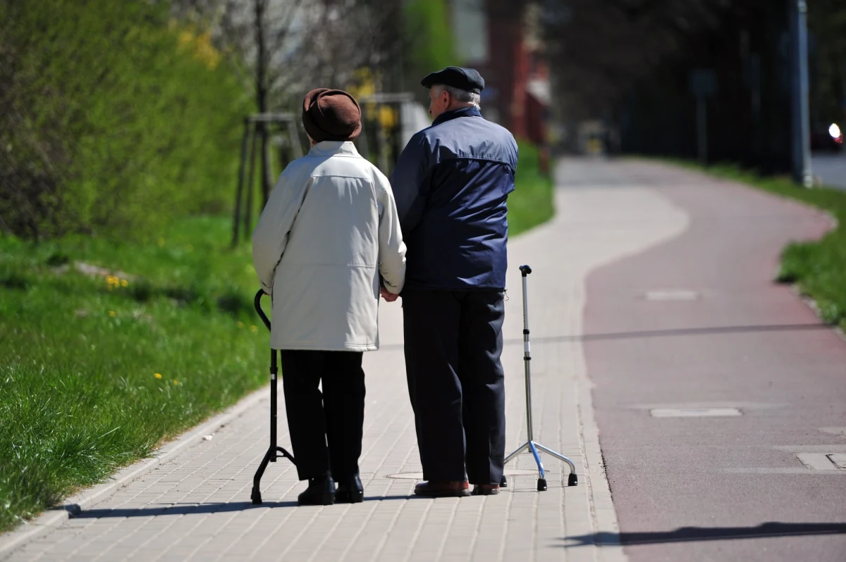 Średnia długość życia mężczyzn w Polsce wydłużyła się w ubiegłym roku o 0,7 roku - do 73,8 roku, a kobiet o 0,5 roku - do 81,6 roku, podaje "Dziennik Gazeta Prawna". Ten znaczący przyrost to efekt m.in. wyjątkowo łagodnej zimy, podczas której nie wystąpiły choroby najczęściej prowadzące do zgonów.