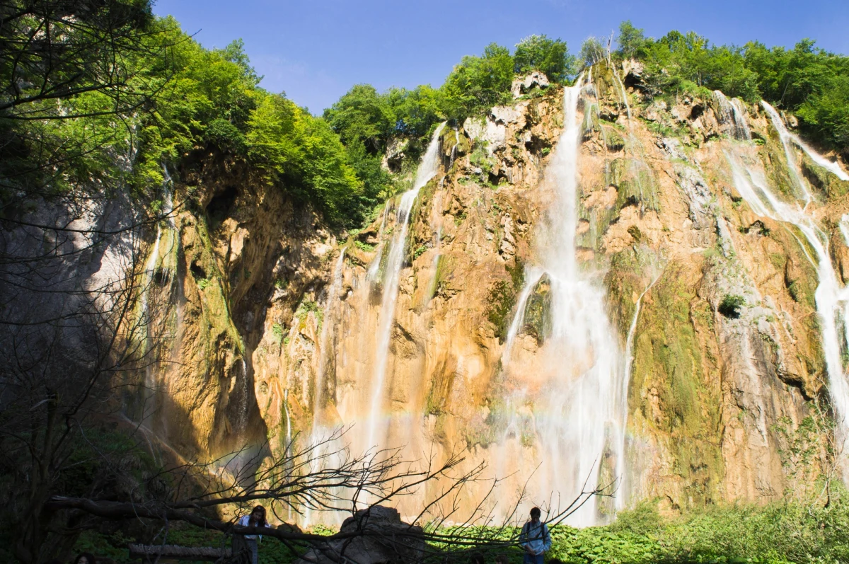 Turystka ze Słowacji zapłaciła życiem za próbę zrobienia atrakcyjnego zdjęcia z wakacji. Jak donosi reporter RMF FM Maciej Pałahicki, 54-latka wspięła się na wysoką skałę, by sfotografować Plitwickie Jeziora w Chorwacji. Niestety fragment skały ukruszył się pod jej stopami i kobieta runęła 70 metrów w dół. Zginęła na miejscu. 