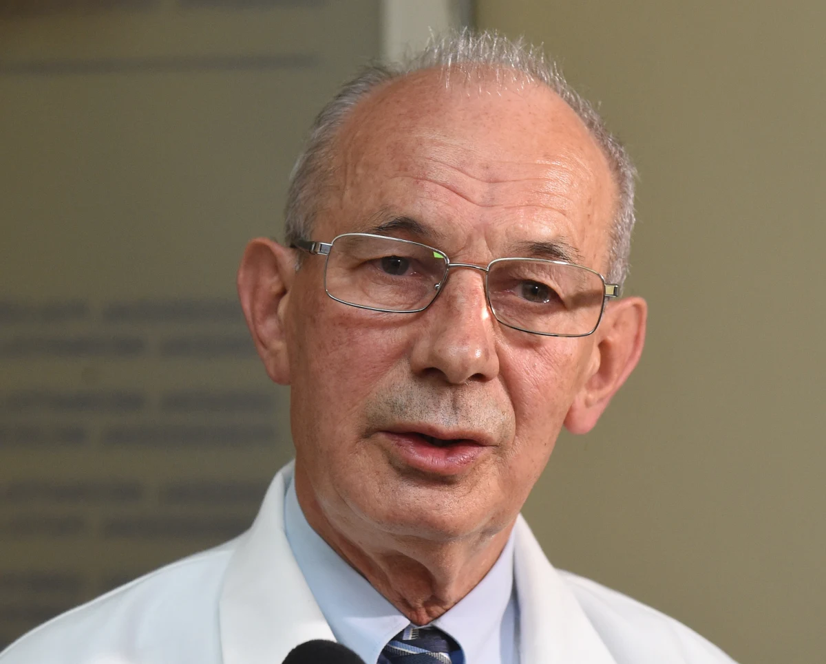 Ordynator oddziału ginekologiczno-położniczego Wojewódzkiego Szpitala Specjalistycznego we Wrocławiu nie jest już zawieszony w obowiązkach. Poinformowała o tym premier Ewa Kopacz po spotkaniu z dyrekcją lecznicy. Doktor Janusz Malinowski został zawieszony po czwartkowym spotkaniu ministra zdrowia z wrocławskim środowiskiem medycznym. Ordynator oświadczył wtedy, że we Wrocławiu kobiety rodzą "w skandalicznych warunkach".