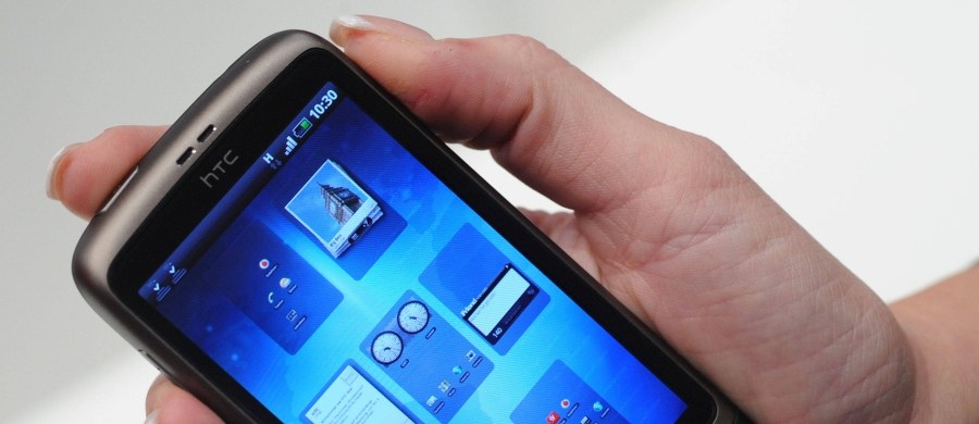 Osoby, które często używają telefonu komórkowego, łatwiej tracą uwagę - do takich wniosków doszli naukowcy z brytyjskiego Uniwersytetu De Montfort w Leicester. Badacze twierdzą, że osoby uzależnione od telefonu mają skłonności do zapominania o ważnych rzeczach oraz do wyłączania się z rozmowy.