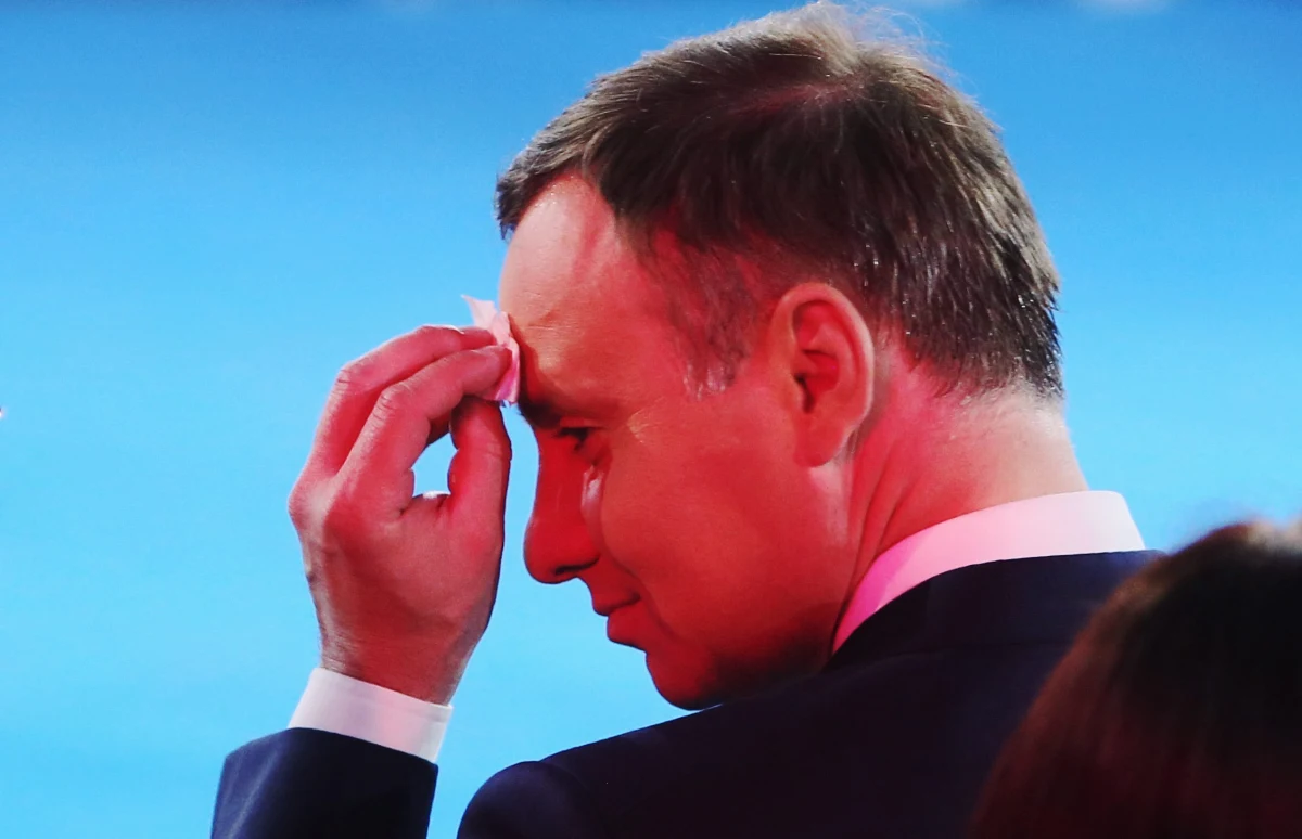 „Do inauguracji prezydentury Andrzeja Dudy pozostał nieco ponad tydzień. W otoczeniu elekta trwają gorączkowe przygotowania, ale wciąż nie jest znany dokładny program. Ma zostać ustalony do czwartku” – pisze w środowym wydaniu „Rzeczpospolita”. „Choć po 1989 roku już pięć razy mieliśmy tego typu uroczystości, to wciąż nie wypracowano żadnego ceremoniału” - zauważa w rozmowie z dziennikiem dr Janusz Cibora, badacz dziejów dyplomacji i znawca protokołu dyplomatycznego z Uniwersytetu Gdańskiego. 