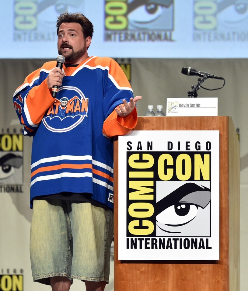 Na pierwszy rzut oka Kevin Smith wygląda jak stereotypowy komiksowy Nerd. Stojący na scenie podczas konwencji Comic Con, sprawia wrażenie niechlujnego. Otyły, nieogolony, w workowatej bluzie. Ci, którzy sądzą, że jest to typowy przedstawiciel swojego "gatunku", niewyróżniający się niczym czytelnik historii o superbohaterach, są w poważnym błędzie. Smith jest bowiem artystą, którego filmy uznawane są za manifesty zagubionej w konsumpcjonizmie Generacji X.  45. urodziny reżysera wydają się być dobrą okazją do przypomnienia drogi, jaką przeszedł ten "cichy skandalista".