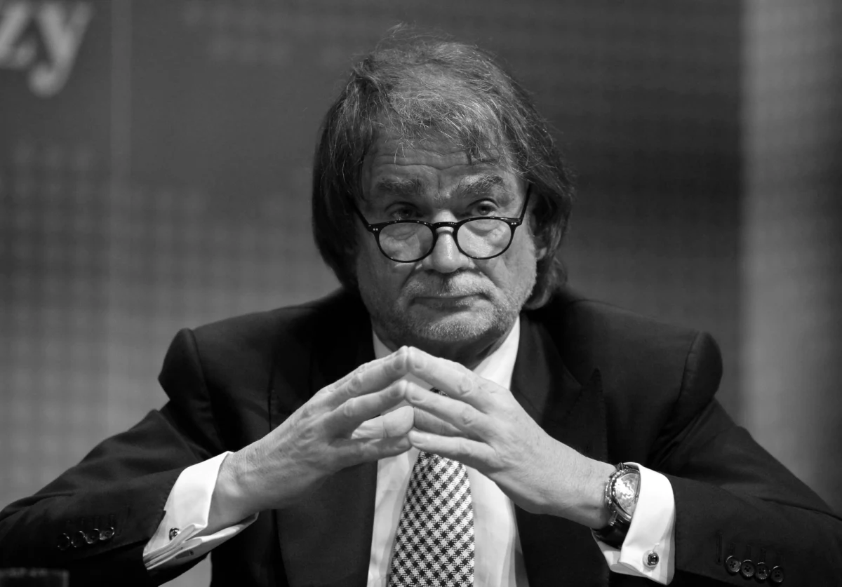 "On zachowywał się inaczej niż typowy, bardzo bogaty człowiek" - tak zmarłego w nocy Jana Kulczyka wspomina Zygmunt Stępiński, zastępca dyrektora Muzeum Historii Żydów Polskich POLIN. "Był wzorem dla początkujących, ale także dla bardzo doświadczonych przedsiębiorców" - podkreślają biznesmeni. Wielu publicystów przypomina jednak, że była to osoba kontrowersyjna, a nazwisko Kulczyka pojawia się przy okazji wielu afer. 