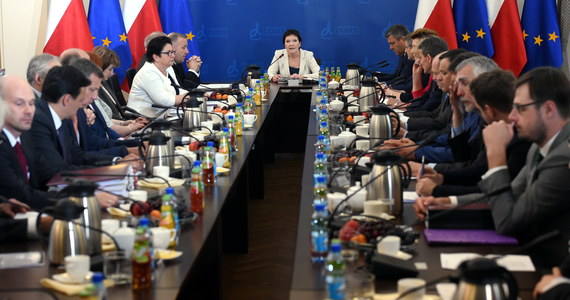 Wyjazdowe posiedzenia Rady Ministrów zdają się dostarczać rządzącym więcej problemów niż powodów do zadowolenia. Jednym z nich jest sprawa mebli, które wieziono za ministrami z Warszawy do stolicy Dolnego Śląska. 