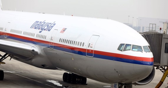​Tajemniczy fragment skrzydła samolotu został wyrzucony przez wodę na wyspie Reunion na Oceanie Indyjskim. Francuski ekspert ds. lotnictwa twierdzi, że może to być fragment zaginionego w ubiegłym roku Boeinga 777 linii Malaysia Airlines. Maszyna z 239 osobami na pokładzie 8 marca zniknęła bez śladu. Do tej pory nie wiadomo, co się stało w czasie feralnego lotu MH370.