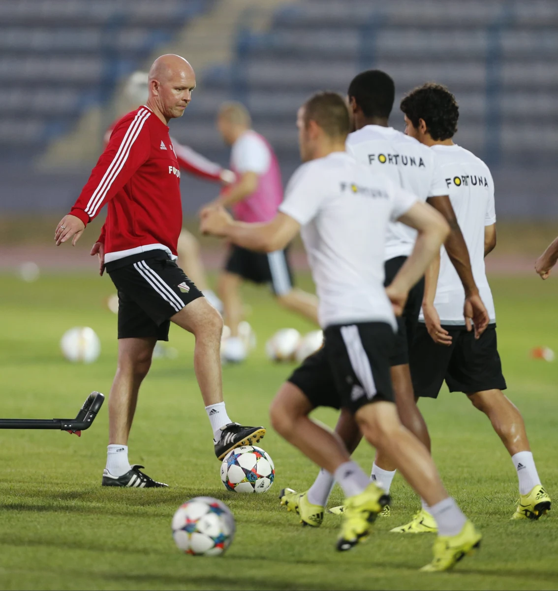 Piłkarze Legii Warszawa rozegrają wieczorem pierwszy mecz 3. rundy eliminacji Ligi Europejskiej - zmierzą się na wyjeździe z albańskim FK Kukesi. Do gry wkroczy również Borussia Dortmund z dwoma Polakami w składzie.