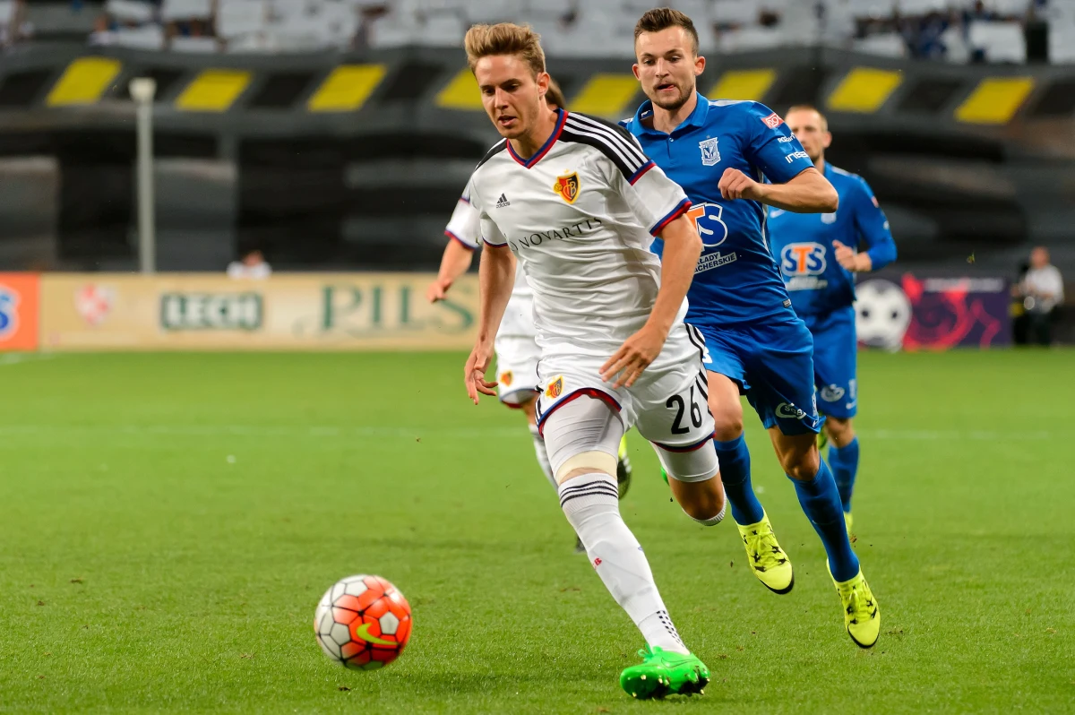"FC Basel pokazało, jak się skutecznie gra w Europie" - tak trener Lecha Poznań Maciej Skorża skomentował porażkę swojego zespołu 1:3 w pierwszym meczu 3. rundy eliminacji Ligi Mistrzów. Przyznał, że ma "ogromny niedosyt, bo ten wynik jest za wysoki".