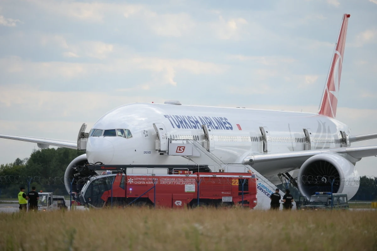 Fałszywy alarm był przyczyną nieplanowanego lądowania samolotu Turkish Airlines na warszawskim Okęciu - dowiedział się reporter RMF FM Grzegorz Kwolek. Maszyna leciała ze Stambułu do San Francisco. Na pokładzie było ponad 350 osób. 