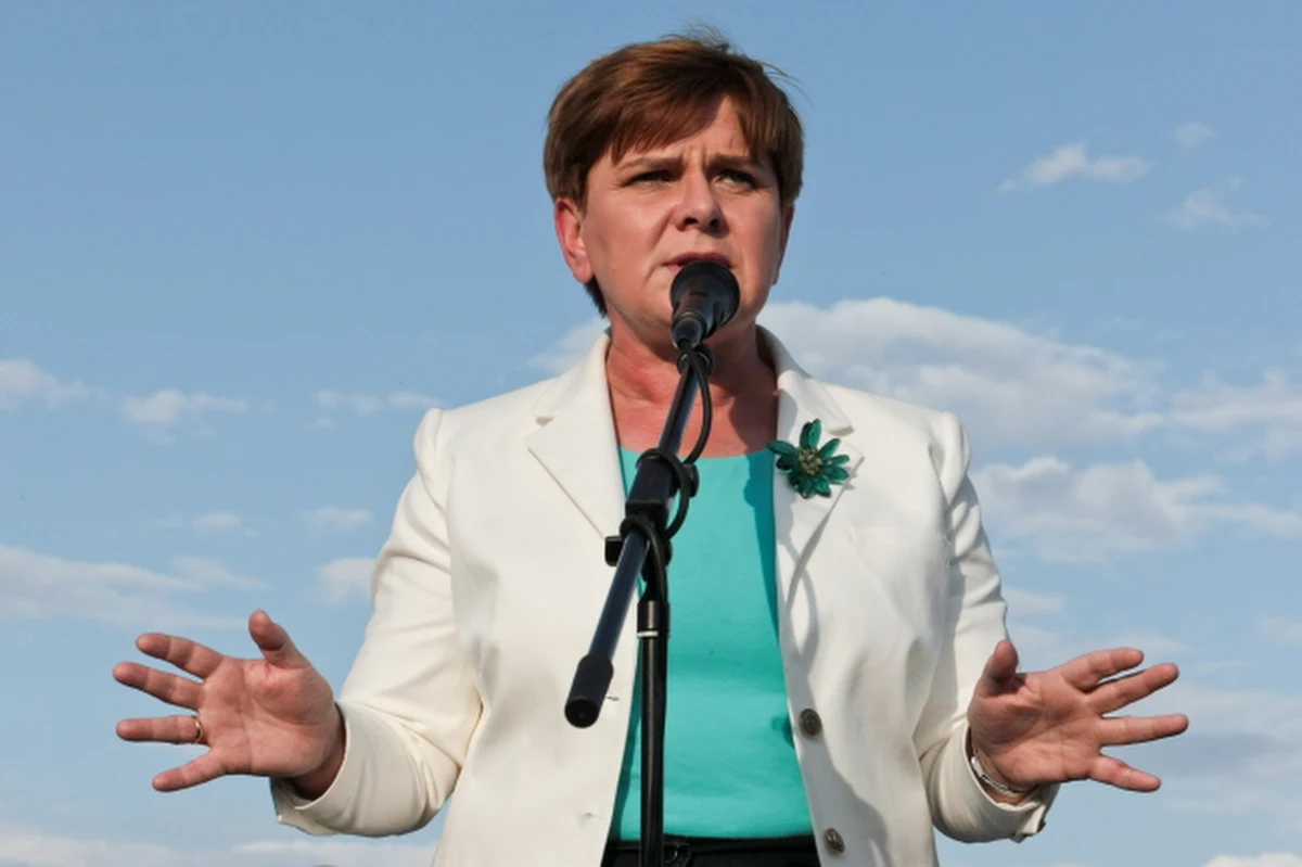 „Trzeba się umówić, co robimy najpierw, a co w następnej kolejności. Bez zaufania trudno będzie zrealizować program. My najpierw chcemy wesprzeć polskie rodziny, obniżyć wiek emerytalny i zwiększyć kwotę wolną od podatku” – mówiła w Nowej Soli Beata Szydło. Kandydatka Prawa i Sprawiedliwości na premiera podkreśliła, że za dużo było w polskiej polityce obietnic bez pokrycia, które były powtarzane w każdej kampanii wyborczej, a „słowa nie da się powinny zostać zabronione”.