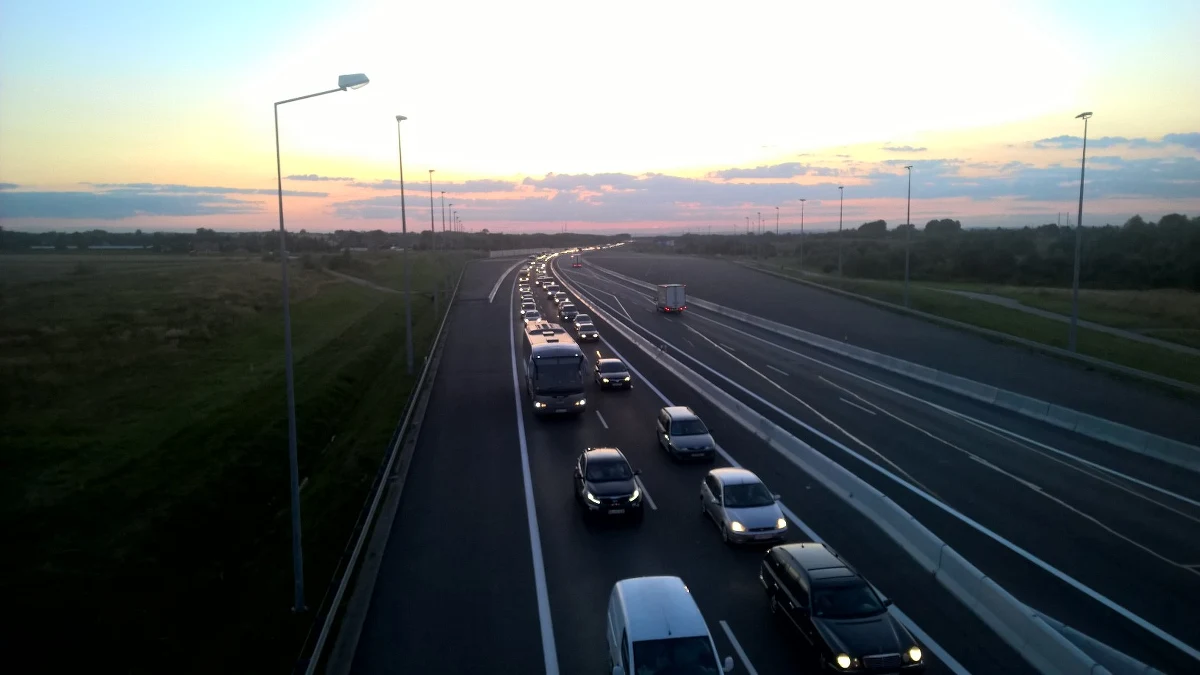 5 samochodów zderzyło się na autostradzie A4 w Brzeziu (woj. małopolskie). W wypadku ranna zostały ranne dwie osoby. 14-latka i 39-latka trafiły do szpitala w Bochni.