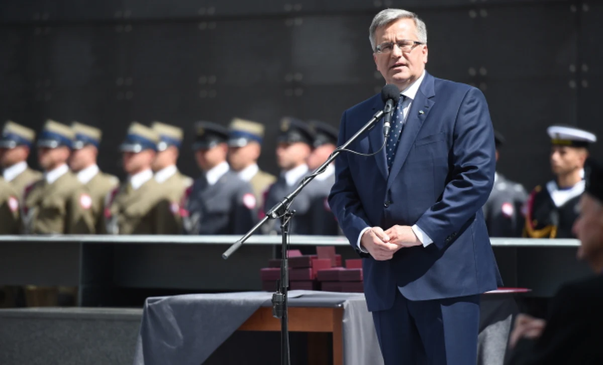 "Jest coś niemądrego, jest coś  niedobrego w politycznie motywowanej, bo dalekiej od wszelkiej prawdy tezie, że dzisiaj, po 26 latach polskiej wolności należy Polskę odbudowywać ze zgliszczy i z ruin, jak po wojnie” – stwierdził Bronisław Komorowski podczas spotkania z powstańcami warszawskimi. Prezydent odznaczył ponad grupę powstańców oraz osoby zasłużone w pielęgnowaniu pamięci o powstaniu.