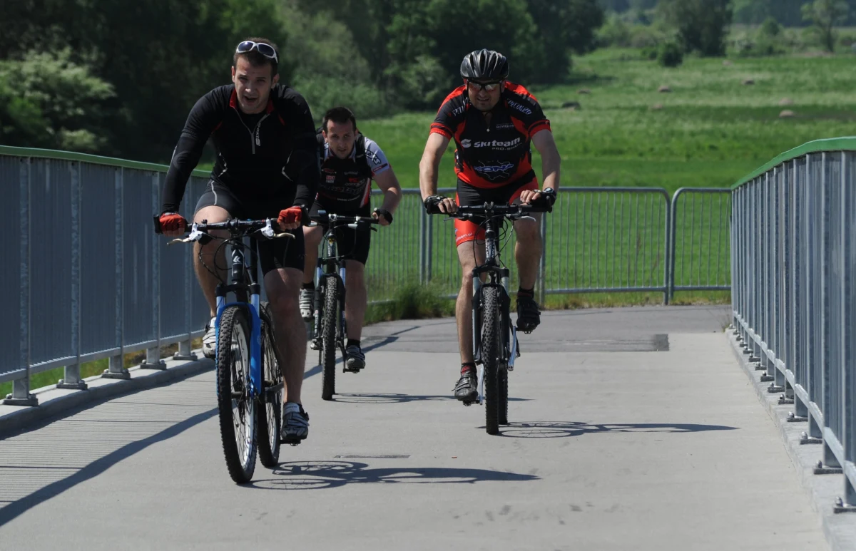 50 złotych miesięcznie - na taką dopłatę do pensji mogą liczyć sopoccy urzędnicy, którzy do pracy zamiast autem, dojeżdżać będą komunikacją miejską lub rowerem. To sposób między innymi na zwiększenie liczby miejsc na urzędowym parkingu. 