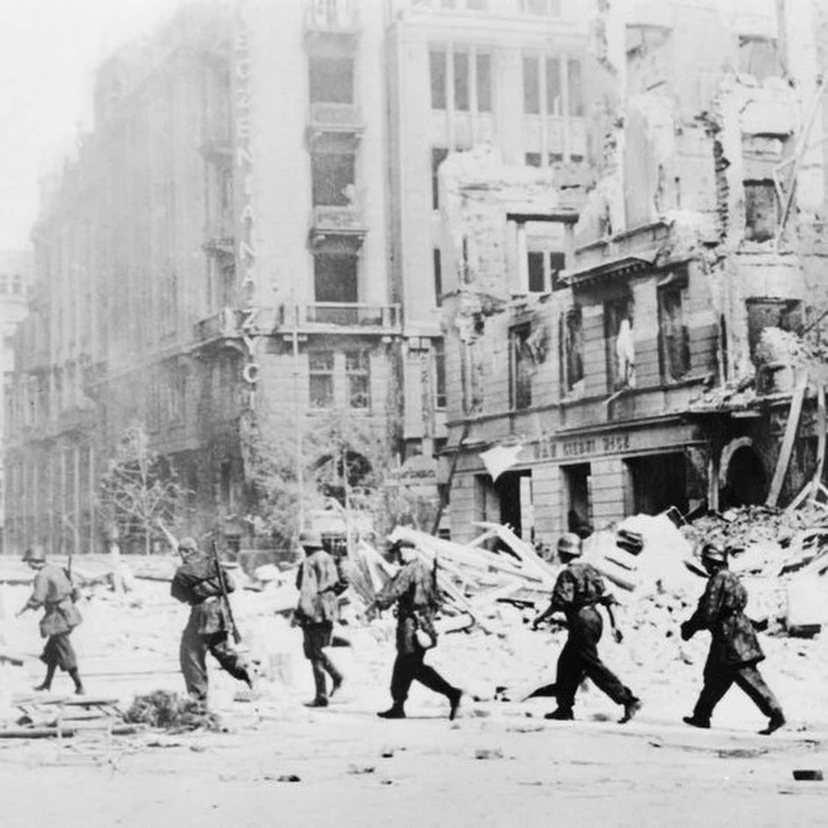 1 sierpnia 1944 roku na rozkaz Komendanta Głównego AK gen. Tadeusza Komorowskiego "Bora" w Warszawie wybuchło powstanie. Przez 63 dni powstańcy prowadzili z wojskami niemieckimi heroiczną i osamotnioną walkę, której celem była niepodległa Polska, wolna od niemieckiej okupacji i dominacji sowieckiej. Powstanie Warszawskie było największą akcją zbrojną podziemia w okupowanej przez Niemców Europie. Planowane na kilka dni, trwało ponad dwa miesiące. Przedstawiamy kalendarium najważniejszych wydarzeń tej bohaterskiej walki...