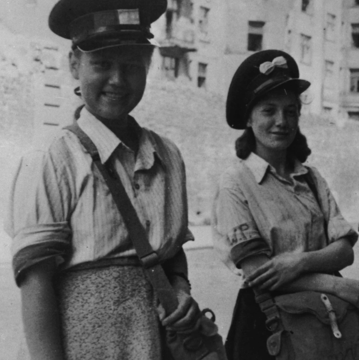 Łączniczka AK działała średnio tylko trzy miesiące, mało która miała szansę przeżycia wojny. "(…) Kobiety na ogół sprawdzają się w konspiracji lepiej od mężczyzn" - pisał o łączniczkach Jan Karski - "Szybciej dostrzegają niebezpieczeństwo, za to rzadziej niż mężczyźni przejawiały skłonność do chowania głowy w piasek. (…) zasadniczo odznaczają się większą ostrożnością, dyskrecją i zdrowym rozsądkiem". Historie dziewięciu wyjątkowych kobiet, które w czasie Powstania Warszawskiego przenosiły meldunki i były sanitariuszkami, zebrali w książce "Łączniczki. Wspomnienia z Powstania Warszawskiego" Maria Fredro-Boniecka i Wiktor Krajewski.