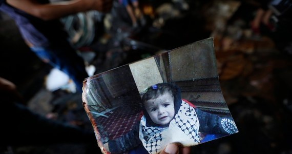 Brutalny atak na Zachodnim Brzegu - żydowscy osadnicy podpalili dom palestyńskiej rodziny. Dziecko, które było w środku spłonęło żywcem, jego rodzina została ciężko ranna. UE wezwała do "zerowej tolerancji" dla przemocy. Premier Izraela oświadczył, że "jest wstrząśnięty tym karygodnym i przerażającym czynem".