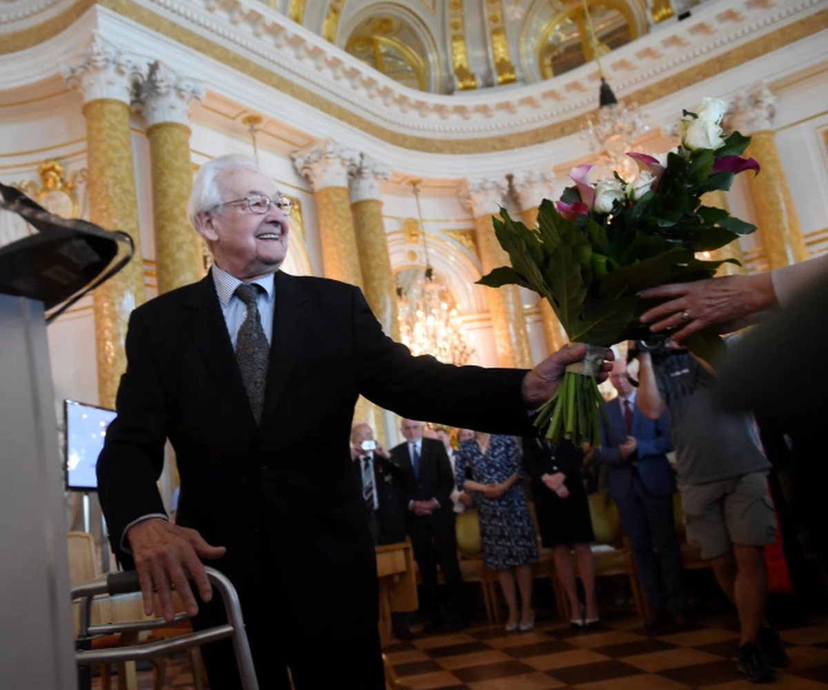 Słynny reżyser Andrzej Wajda oraz Henryk Samsonowicz - historyk, minister edukacji narodowej w rządzie Tadeusza Mazowieckiego otrzymali w piątek tytuły honorowych obywateli Warszawy. Uroczystość ich nadania odbyła się podczas dorocznej sesji Rady Warszawy na Zamku Królewskim, w przeddzień głównych obchodów 71 rocznicy wybuchu powstania warszawskiego. 