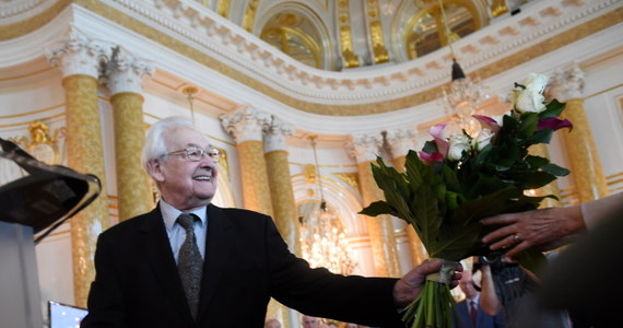 Słynny reżyser Andrzej Wajda oraz Henryk Samsonowicz - historyk, minister edukacji narodowej w rządzie Tadeusza Mazowieckiego otrzymali w piątek tytuły honorowych obywateli Warszawy. Uroczystość ich nadania odbyła się podczas dorocznej sesji Rady Warszawy na Zamku Królewskim, w przeddzień głównych obchodów 71 rocznicy wybuchu powstania warszawskiego. 