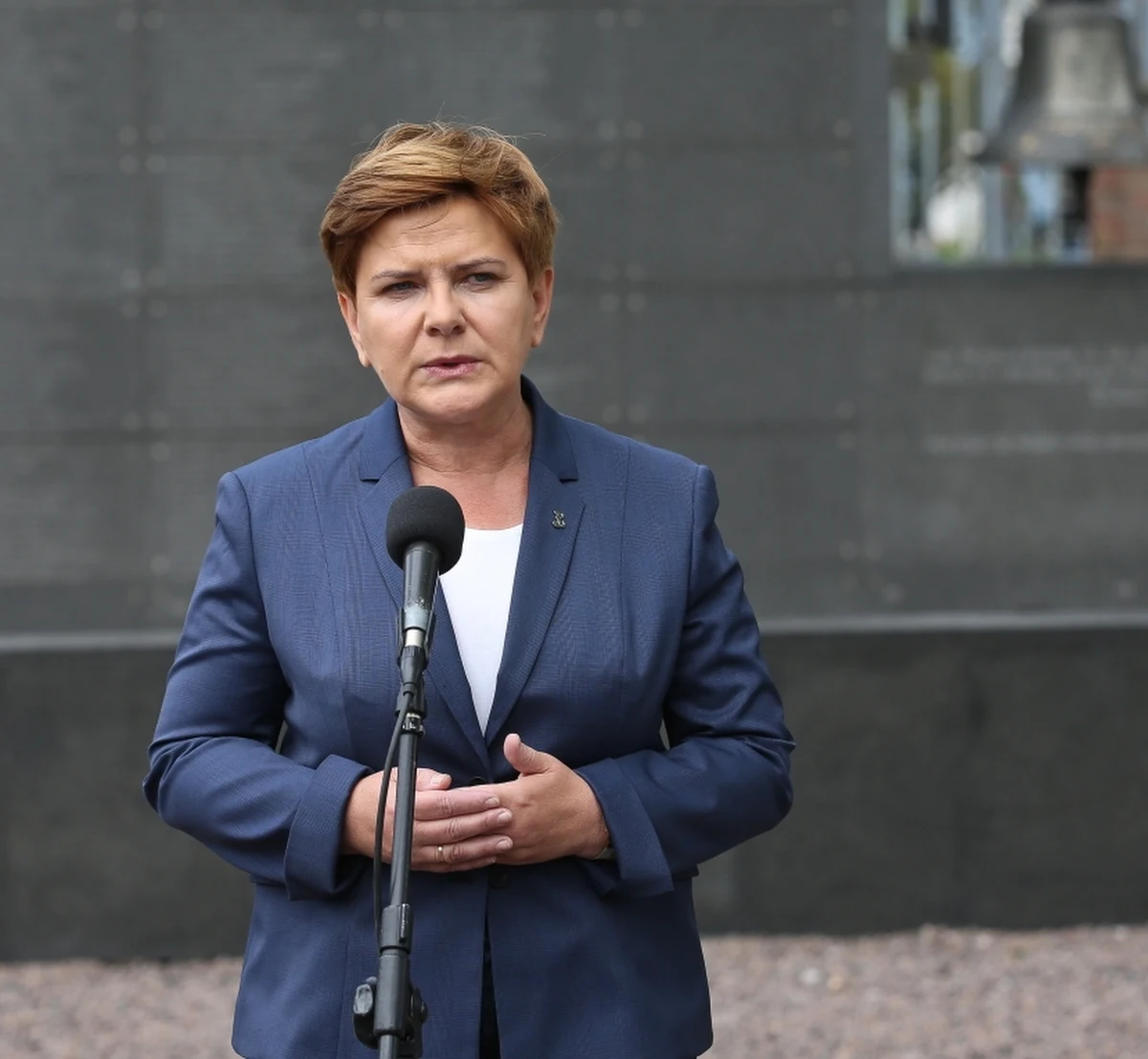 "Trzeba pamiętać o bohaterach, nie tylko czcić pamięć bohaterów, trzeba mówić o powstaniu, pokazywać ich heroizm i to co zrobili dla Polski, dla nas wszystkich, żeby była wolna Polska, wolna ojczyzna i żeby następne pokolenia mogły cieszyć się wolnością i być dumnymi z tego, że jesteśmy Polakami" - powiedziała Beata Szydło na briefingu prasowym w Parku Wolności przy Muzeum Powstania Warszawskiego. Kandydatka PiS na premiera złożyła wieniec pod tablicą upamiętniającą prezydenta Lecha Kaczyńskiego. Razem z dziećmi z Placówki Opiekuńczo-Wychowawczej w Kętach zwiedziła też muzeum. 