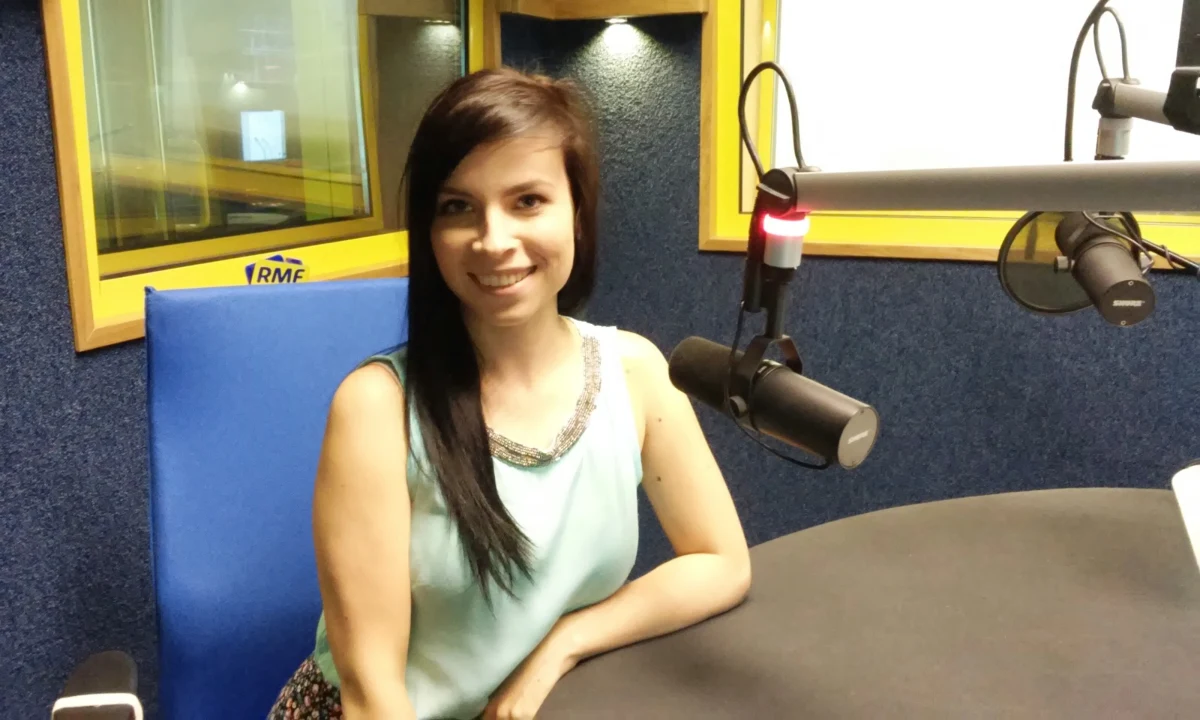 Podbiła internet. Teraz pomaga innym. Znana liderka kanału na YouTubie dotyczącego polszczyzny  "Mówiąc inaczej" - Paulina Mikuła - rozpoczęła nowy etap działalności. Już od pierwszego odcinka ostrzegała: "poprawiłam wszystkich znajomych i całą rodzinę. Teraz wy będziecie moimi kolejnymi ofiarami". Od niedawna na YouTubie możemy zobaczyć ją w nowej roli, nie tylko specjalistki od zawiłości języka polskiego, lecz także kontrowersyjnej obrończyni studiów humanistycznych czy eksperta motywacji.