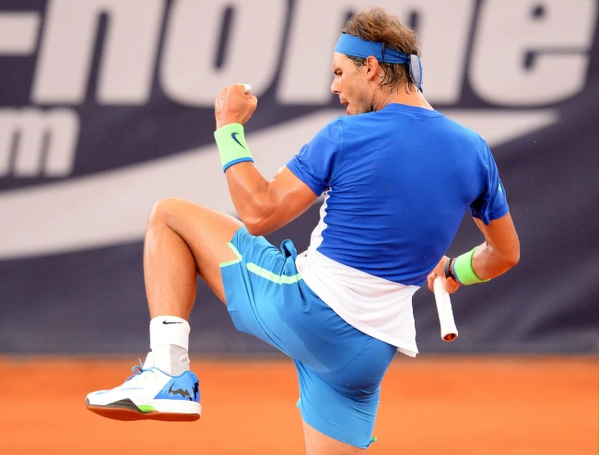 Rozstawiony z numerem jeden Rafael Nadal awansował do półfinału tenisowego turnieju ATP na kortach ziemnych w Hamburgu (pula nagród 1,286 mln euro). Hiszpan gładko pokonał Urugwajczyka Pablo Cuevasa (nr 5.) 6:3, 6:2.