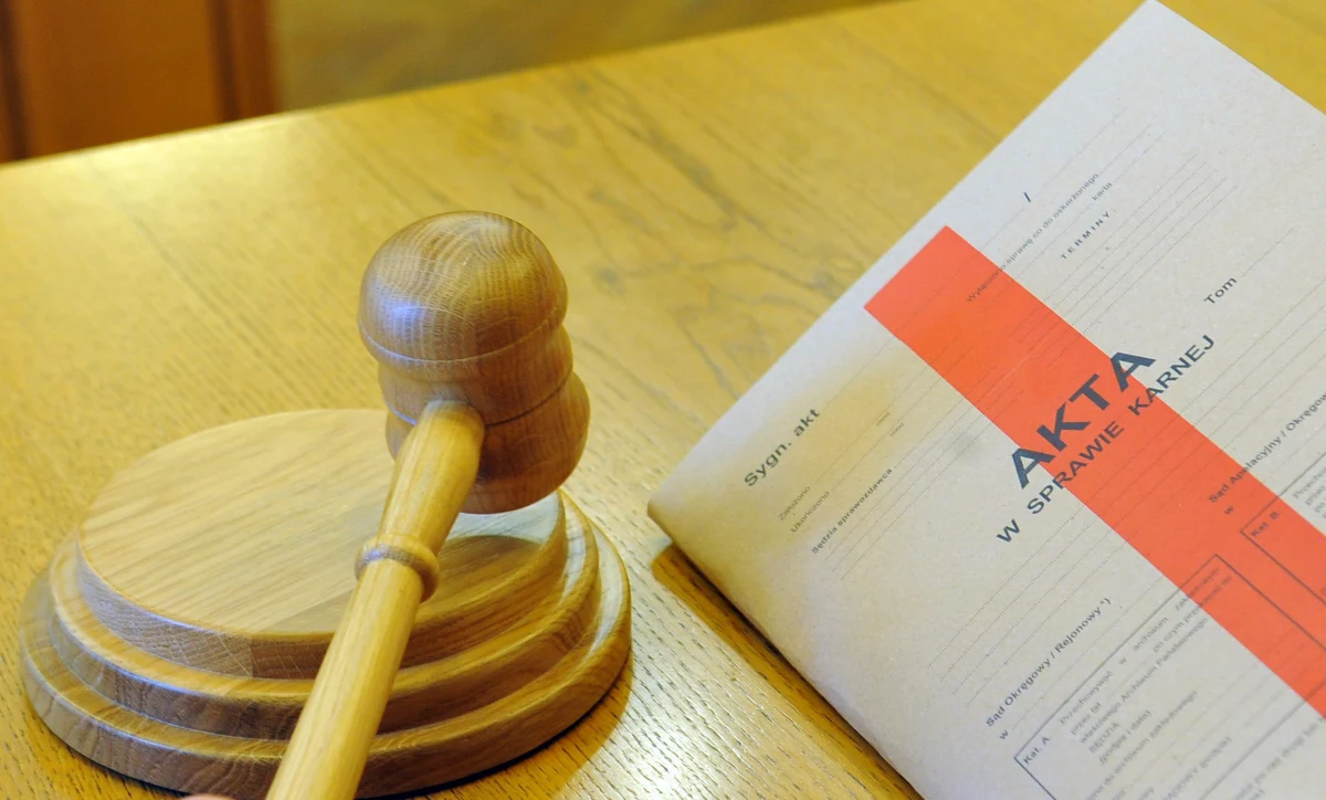 Od 1 lipca policja i prokuratury działają według nowego kodeksu karnego. Nowe procedury paraliżują pracę komisariatów, rosną stosy dokumentów, a coraz mniej jest aktów oskarżeń - skarżą się reporterom RMF FM anonimowo policjanci w całym kraju. "Z naszego punktu widzenia nie ma żadnych sygnałów o poważnych nieprawidłowościach" - odpowiada na zarzuty rzecznik komendanta głównego policji Krzysztof Hajdas. Zapewnia również, że policjanci byli przygotowani i przeszkoleni już 3 miesiące przed wprowadzeniem reformy.