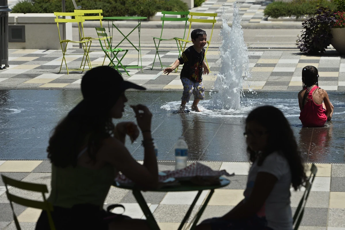 Dobre wiadomości dla wszystkich, którzy zatęsknili za upałami. W najbliższym czasie żar będzie się lał z nieba. Na początku tygodnia termometry w całym kraju pokażą ponad 30 stopni Celsjusza. Pod koniec - nawet 36!