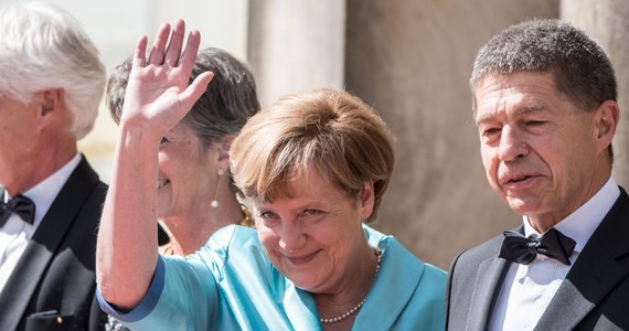 Niemiecka kanclerz Angela Merkel zdecydowała, że w wyborach parlamentarnych w 2017 roku będzie ubiegać się o czwartą kadencję i już zaczęła przygotowania do kampanii wyborczej - poinformował "Der Spiegel" na swej stronie internetowej. Zdaniem tygodnika kampania będzie prowadzona z berlińskiej centrali CDU w Konrad-Adenauer-Haus i trwa już rekrutacja pierwszych wolontariuszy. 