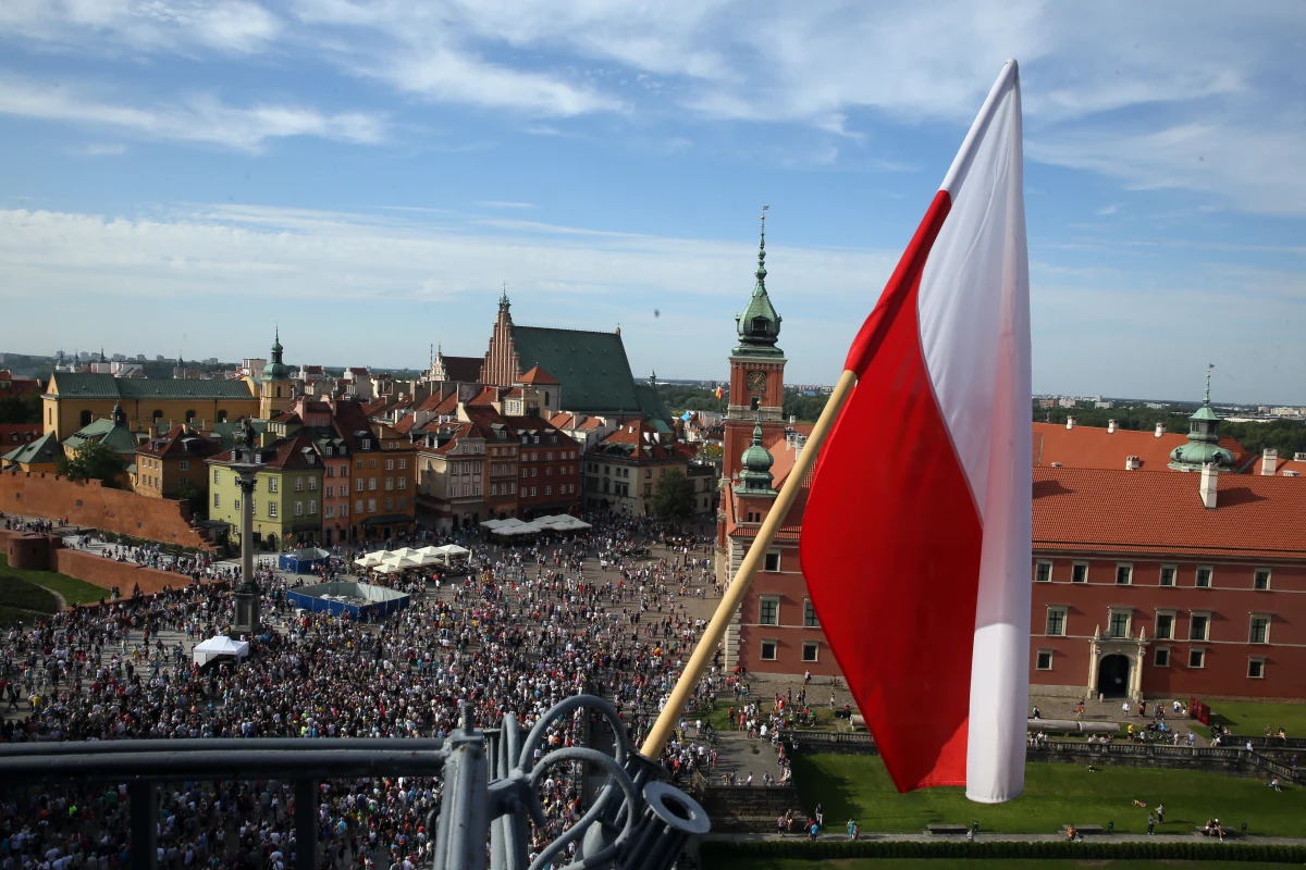 Punktualnie o godz. 17, historycznej godzinie "W", Warszawa się zatrzymała, a w mieście zawyły syreny. W ten sposób uczczono 71. rocznicę wybuchu Powstania Warszawskiego - największej akcji zbrojnej podziemia w okupowanej przez Niemców Europie.