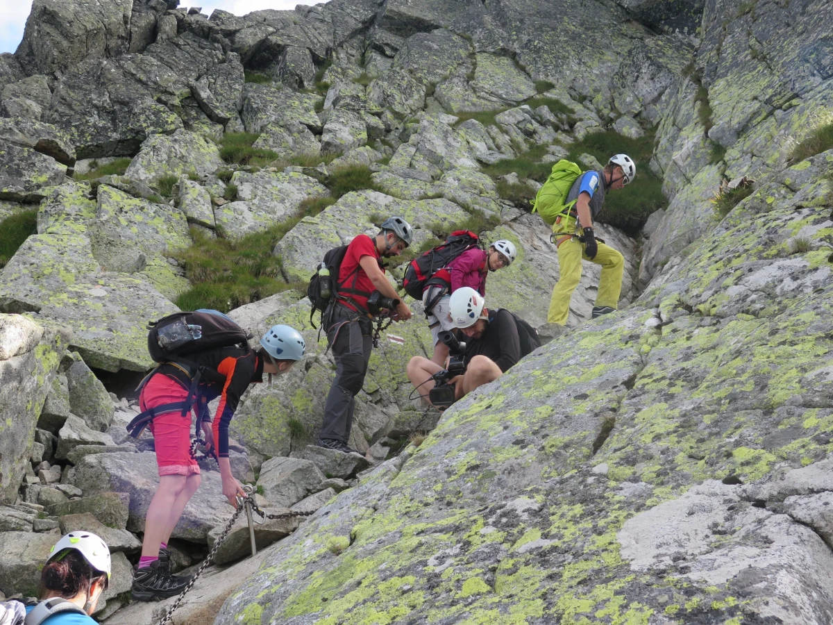 Orla Perć - najtrudniejszy szlak w Tatrach - pochłonęła już ponad 120 ofiar. Właściwie co roku ginie tam kilku turystów. Można by tego uniknąć, gdyby do takiej wycieczki odpowiednio się przygotowali. Przeczytajcie, o czym trzeba pamiętać. 
