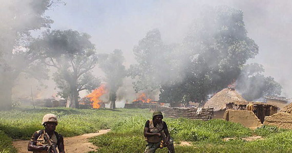 Nigeryjska armia poinformowała w niedzielę, że żołnierze uwolnili 178 osób więzionych przez islamskie ugrupowanie Boko Haram oraz zniszczyli kilka obozów dżihadystów w północno-wschodniej części kraju.