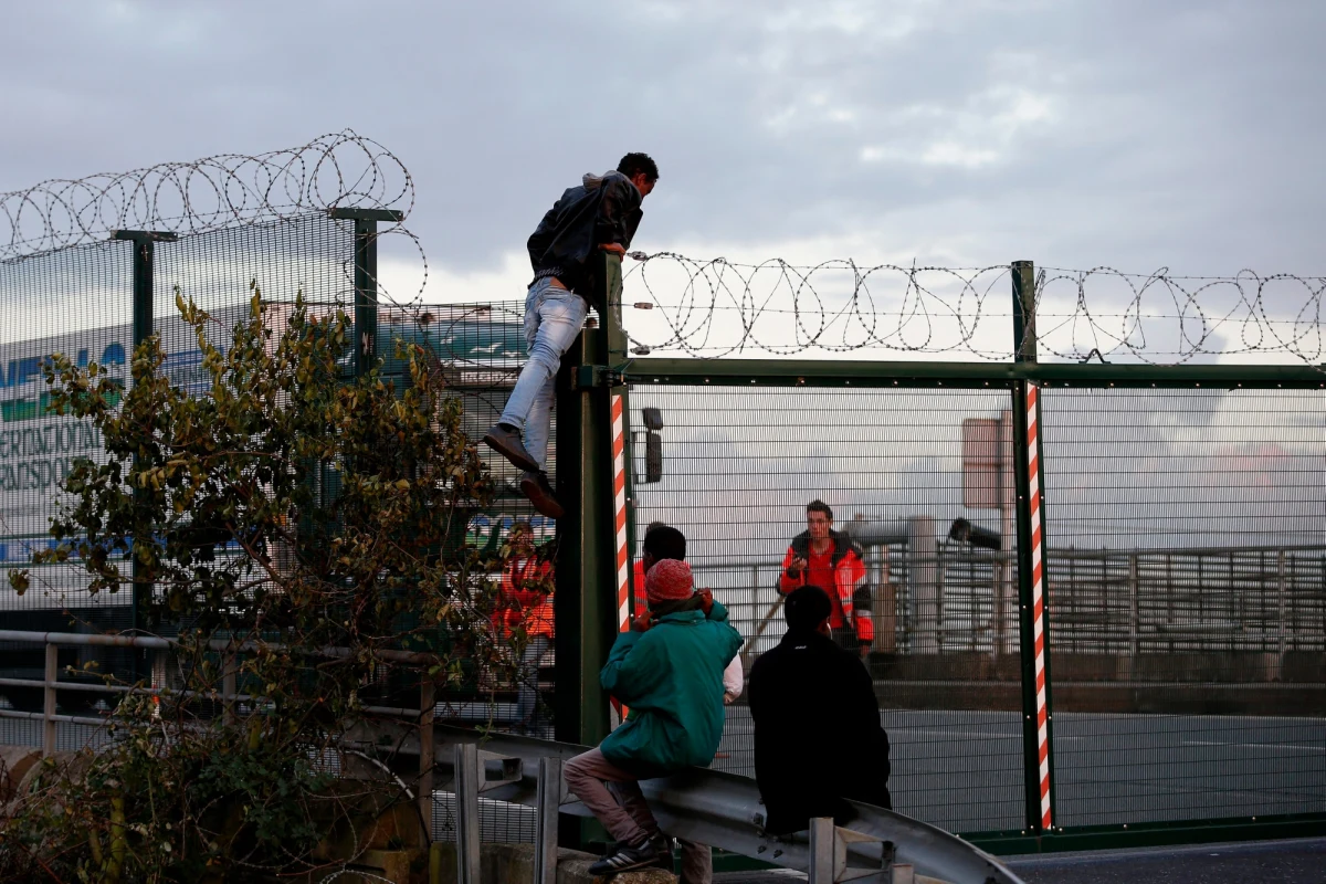 Grupy nielegalnych imigrantów znów szturmowały w nocy wjazd do Eurotunelu w Calais we Francji, by przedrzeć się do Wielkiej Brytanii. Przekonał się o tym na miejscu specjalny wysłannik RMF FM Marek Gładysz. Odwiedził obozowiska, w których koczują ponad trzy tysiące uchodźców.