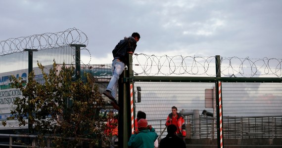 Grupy nielegalnych imigrantów znów szturmowały w nocy wjazd do Eurotunelu w Calais we Francji, by przedrzeć się do Wielkiej Brytanii. Przekonał się o tym na miejscu specjalny wysłannik RMF FM Marek Gładysz. Odwiedził obozowiska, w których koczują ponad trzy tysiące uchodźców.