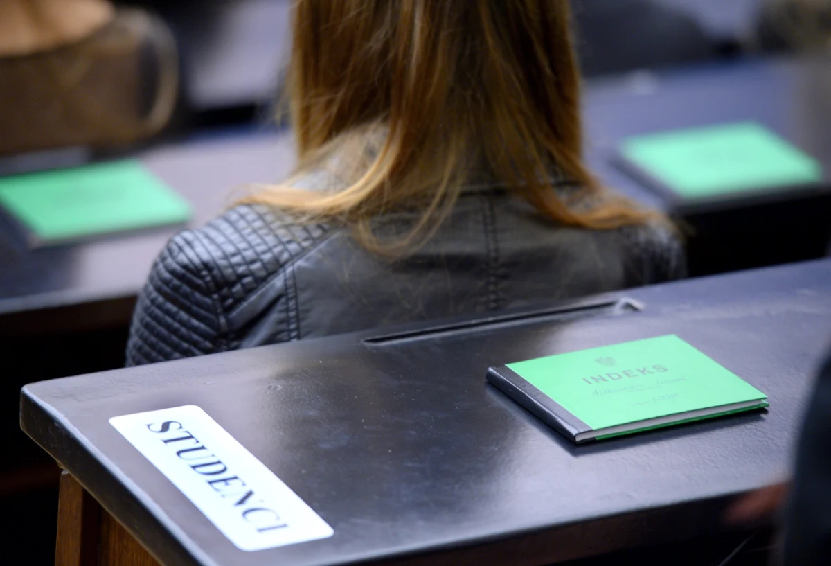 Poznańska prokuratura apelacyjna oskarżyła 13 osób w sprawie dotyczącej wpisywania ocen za nigdy niezdawane egzaminy w Wyższej Szkole Hotelarstwa i Gastronomii w Poznaniu. Wśród nich jest były rektor uczelni, oskarżony o poświadczanie nieprawdy i oszustwa.​ Prokuratura oskarżyła też dwie byłe prorektor uczelni i dziesięcioro wykładowców. Grożą im kary do pięciu i do dziesięciu lat więzienia. 