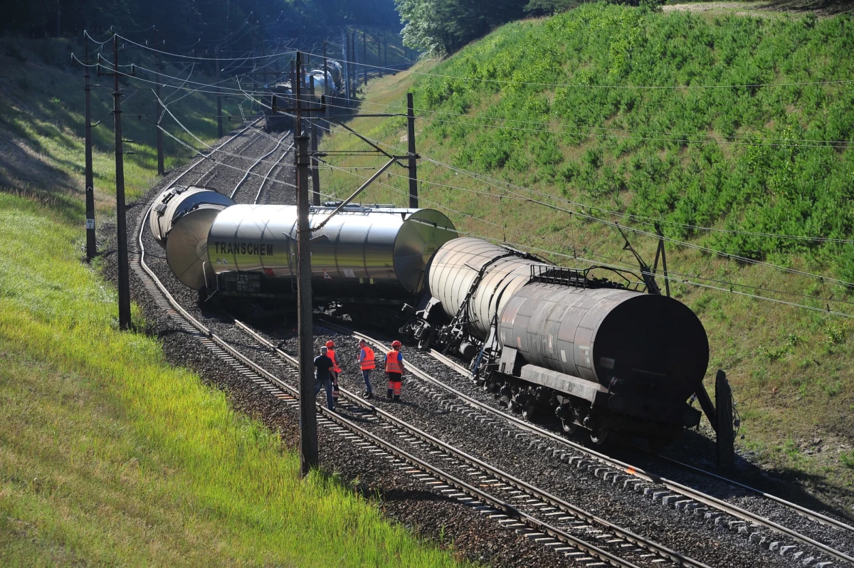 Nawet do czwartku może potrwać usuwanie skutków wykolejenia się pociągu z cysternami na trasie Wolin - Świnoujście. We wczorajszym wypadku nikt nie ucierpiał, jednak pasażerowie dotarli do celu z wielogodzinnym opóźnieniem. 