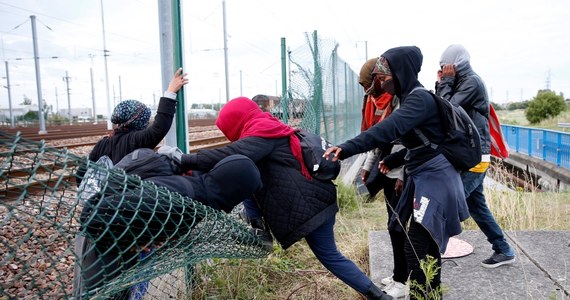 Osiemnaście godzin jazdy z Opola do Calais i tyleż samo nerwów. Nikt nie chce na zakończenie wakacji utknąć przy wjeździe do tunelu pod kanałem La Manche. Problemy z koczującymi wokół terminalu imigrantami z Afryki doprowadzają tam do częstych zakłóceń w kursowaniu pociągów przewożących turystów z Calais do Folkstone i z powrotem. 