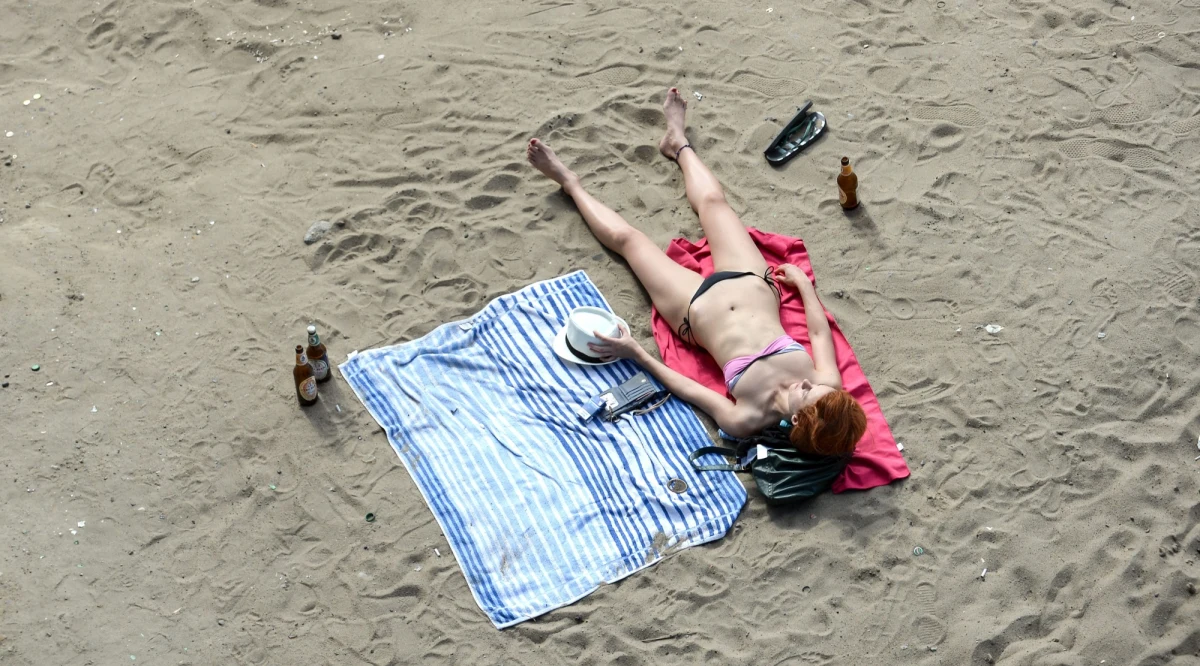 Nad Polskę nadciąga fala gorąca. W sobotę w niektórych miejscach temperatura może sięgnąć nawet 39 - 40 st. Celsjusza. Do Polski zbliży się zatoka niżowa, która obejmie swoim zasięgiem najpierw zachód a potem cały kraj. "W nocy z wtorku na środę prognozujemy burze w zachodniej połowie kraju. W tej chwili nie mówimy jednak o jakiś gwałtownych, katastrofalnych burzach" - uspokajają synoptycy. 