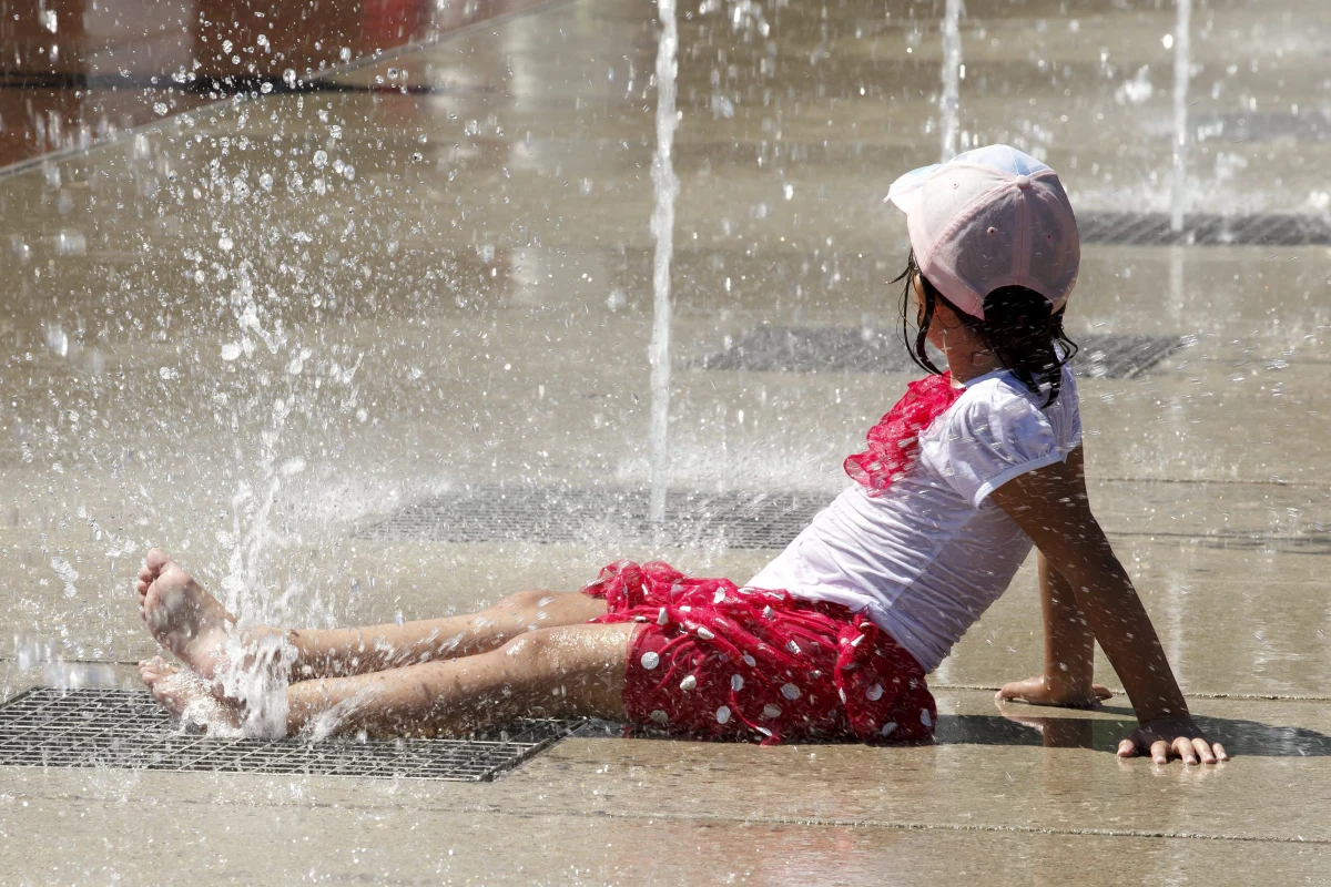 Fala zwrotnikowych upałów zbliża się do Polski. Na termometrach zobaczymy nawet do 37-38 stopni Celsjusza. Największy żar ma lać się z nieba w sobotę. Synoptycy nie wykluczają, że może paść rekord temperatur i ostrzegają, że tak ekstremalna pogoda stanowi zagrożenie dla naszego zdrowia. 
