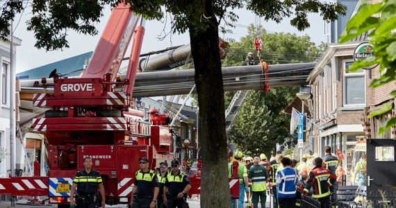 Dwa dźwigi przewróciły się na domy w miejscowości Alphen aan den Rijn w zachodniej Holandii. Rannych zostało 20 osób. Do katastrofy doszło w czasie budowy mostu.