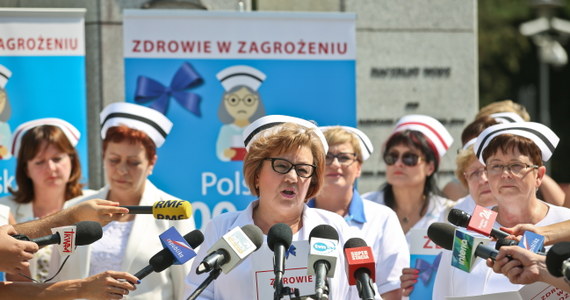 Pielęgniarki przed Sejmem zaprezentowały nową propozycję porozumienia w sprawie podwyżki, która, w ich ocenie, jest formą kompromisu. Podwyżka miałaby być rozłożona na trzy raty: po 500 złotych rocznie, zaczynając już od tego roku. Wczorajsze rozmowy pielęgniarek ze stroną rządową w ministerstwie zdrowia nie przyniosły porozumienia.