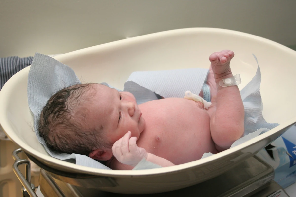 Zarzut organizacji nielegalnej adopcji może usłyszeć 18-latka, która kilka dni temu urodziła dziecko w jednym ze szpitali we Wrocławiu. Taki sam zarzut może usłyszeć jej partner i kobieta, która próbowała odebrać dziecko. W środę decyzję w tej sprawie podejmie prokuratura.