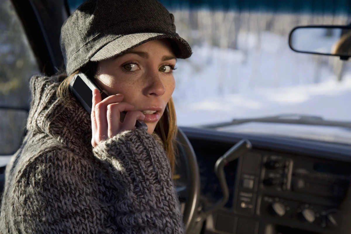 Rozmowa przez telefon komórkowy podczas jazdy samochodem jest przyczyną co czwartego wypadku. Tymczasem zaledwie co ósmy Polak uważa, że prowadzenie auta i rozmawianie przez komórkę jest groźne - czytamy w "Gazecie Wyborczej".