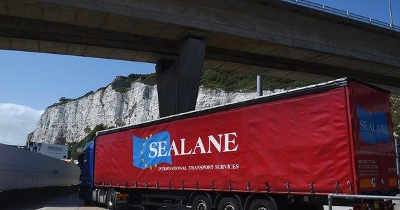 Ambasada RP w Londynie wydała ostrzeżenie dla polskich firm transportowych i kierowców ciężarówek wjeżdżających do Wielkiej Brytanii. Dotyczy ono prób nielegalnego przekraczania granicy przez imigrantów koczujących w pobliżu Calais.