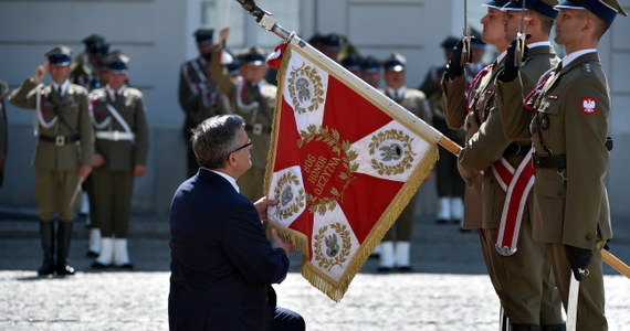 Sprawy obronności należą do najważniejszych, bez silnej armii nie będzie niepodległości, dlatego jako ustępujący zwierzchnik sił zbrojnych dziękuję wszystkim, którzy działali w tym kierunku - mówił prezydent Bronisław Komorowski na ceremonii pożegnania z wojskiem.