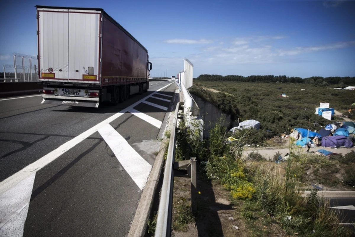 Ponad 4 mln funtów winne są firmy transportowe i kierowcy ciężarówek brytyjskiej straży granicznej z tytułu kar wymierzonych za przewóz imigrantów nielegalnie przekraczających granicę francusko-brytyjską na kanale La Manche. Suma robi wrażenie - bo jest o połowę wyższa niż w całym w roku poprzednim. Jak donosi korespondent RMF FM, kierowcy często są karani, mimo iż sami pomagają władzom w kontrolach.