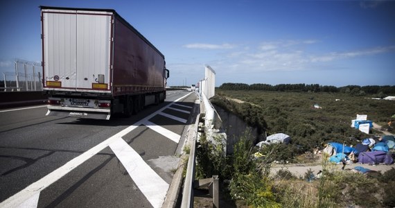 Ponad 4 mln funtów winne są firmy transportowe i kierowcy ciężarówek brytyjskiej straży granicznej z tytułu kar wymierzonych za przewóz imigrantów nielegalnie przekraczających granicę francusko-brytyjską na kanale La Manche. Suma robi wrażenie - bo jest o połowę wyższa niż w całym w roku poprzednim. Jak donosi korespondent RMF FM, kierowcy często są karani, mimo iż sami pomagają władzom w kontrolach.