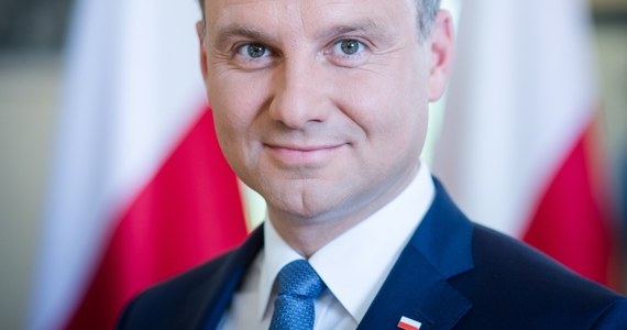 Podtrzymuję zobowiązanie z kampanii wyborczej: ustąpię z urzędu, jeśli w pierwszym roku prezydentury nie złożę dwóch zasadniczych dla mnie projektów - dotyczących obniżenia wieku emerytalnego i podniesienia kwoty wolnej od podatku – mówi w rozmowie z Polską Agencją Prasową prezydent elekt. Andrzej Duda zapewnił również, że nie zamierzam rewolucjonizować polskiej polityki zagranicznej. Zastrzega jednak, że w pewnych aspektach wymaga ona wzmocnienia i pewnej korekty. Dodaje, że chce utworzyć partnerski blok państw od Bałtyku po Morze Czarne. Prezydent elekt liczy też na kompromis ws. in vitro. 