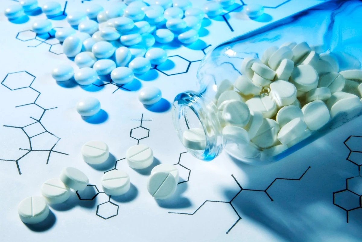 "Gdy jest gorąco, niektóre lekarstwa mogą być równie niebezpieczne i groźne jak dopalacze. U tych, którzy je zażyją mogą pojawić się mdłości i omdlenia. A może coś jeszcze, co jest trudne do przewidzenia" - ostrzega w rozmowie z RMF FM farmaceuta Mariusz Politowicz. Powód to przechowywanie lekarstw w czasie upału w nieodpowiedniej temperaturze. 