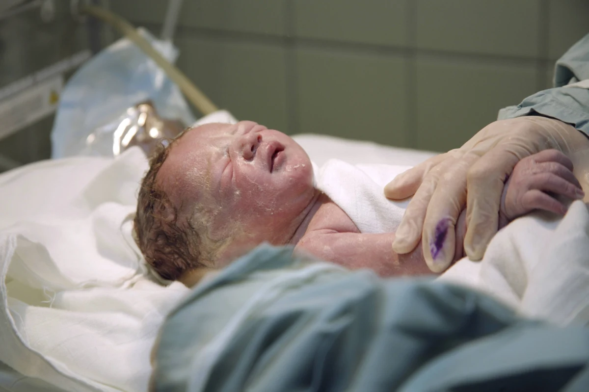 Na polskich porodówkach padł kolejny rekord. W 2014 roku aż 42 procent porodów odbyło się przez cesarskie cięcie - donosi "Dziennik Gazeta Prawna", powołując się na wstępne szacunki Instytutu Matki i Dziecka.