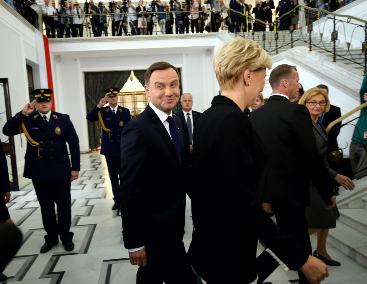 Kilka minut po godz. 10 Andrzej Duda złożył przysięgę przed Zgromadzeniem Narodowym i objął urząd prezydenta. Uroczystości z tym związane od samego początku są gorąco komentowane w sieci. Specjalnie dla Was zebraliśmy najciekawsze opinie polityków, dziennikarzy i komentatorów. 